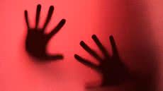 Sessão da Câmara Municipal de Santos aprova proposta que restringe contratação de condenados por crimes sexuais contra menores no serviço público - Imagem: Freepik