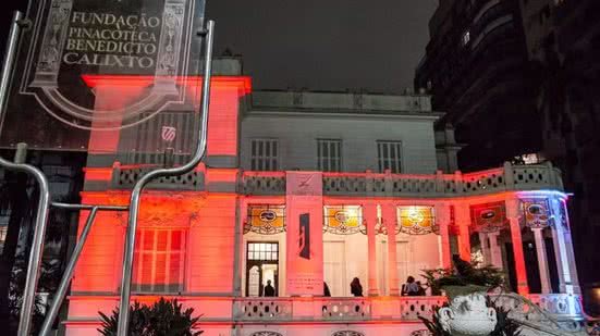 A Pinacoteca Benedicto Calixto recebe, entre os dias 3 e 5 de julho, a segunda edição da Feira do Livro, com mais de 100 escritores, atrações culturais e entrada solidária mediante doação de livros - Imagem: Divulgação