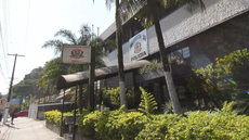 O caso foi registrado como associação para o tráfico e lesão corporal, mas o estado de saúde do policial não foi informado. - Imagem: Reprodução / A Tribuna