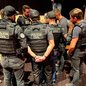 Durante a operação, foram apreendidos celulares e notebooks dos policiais, mas a entrega das armas ainda não ocorreu. - Imagem: Divulgação / SSP