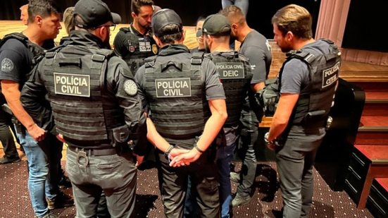 Durante a operação, foram apreendidos celulares e notebooks dos policiais, mas a entrega das armas ainda não ocorreu. - Imagem: Divulgação / SSP