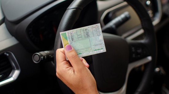 A nova legislação exige exame toxicológico para motoristas iniciantes, visando aumentar a segurança no trânsito e reduzir acidentes. - Imagem: Reprodução | Freepik