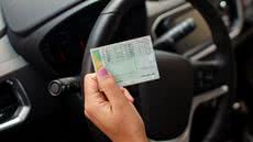 A nova legislação exige exame toxicológico para motoristas iniciantes, visando aumentar a segurança no trânsito e reduzir acidentes. - Imagem: Reprodução | Freepik