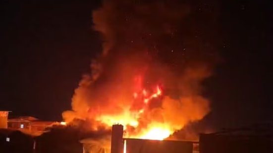 Comunidade na Zona Noroeste de Santos foi atingida por incêndio durante a noite e deixou dezenas de famílias desalojadas - Imagem: Reprodução / Redes Sociais