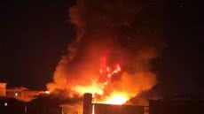 Comunidade na Zona Noroeste de Santos foi atingida por incêndio durante a noite e deixou dezenas de famílias desalojadas - Imagem: Reprodução / Redes Sociais