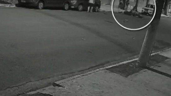 Adolescentes em moto elétrica trafegavam na contramão antes de colidir com carro em Praia Grande. - Imagem: Reprodução / Tv Tribuna