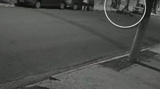 Adolescentes em moto elétrica trafegavam na contramão antes de colidir com carro em Praia Grande. - Imagem: Reprodução / Tv Tribuna