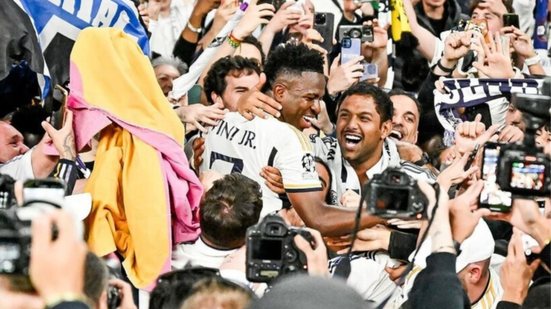 Torcedores organizam mosaico com mensagens de respeito e apoio ao atacante brasileiro - Foto: Redes Sociais / Real Madrid