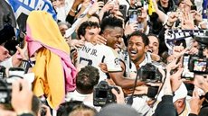 Torcedores organizam mosaico com mensagens de respeito e apoio ao atacante brasileiro - Foto: Redes Sociais / Real Madrid