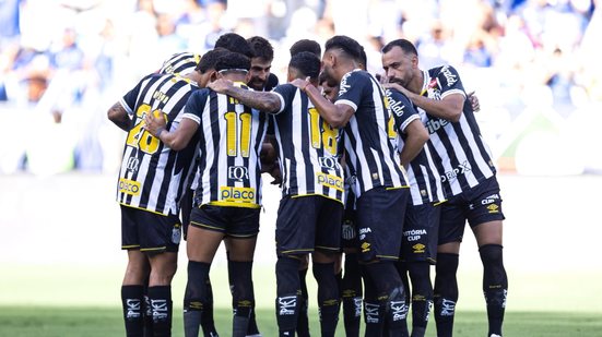 Partida marcada por defesas do goleiro Gabriel Brazão e VAR anulando gol do Santos nos acréscimos - Foto: Rafael Costa