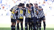 Partida marcada por defesas do goleiro Gabriel Brazão e VAR anulando gol do Santos nos acréscimos - Foto: Rafael Costa