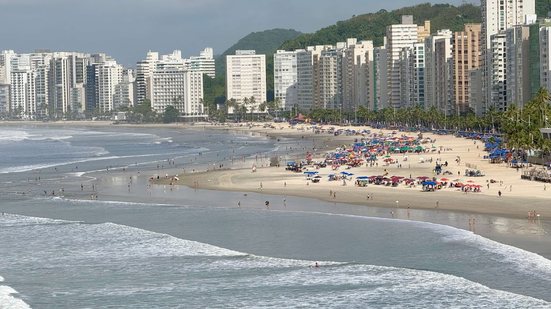 Bombeiros tentam reanimação, mas turista de 22 anos morre após afogamento - Imagem Ilustrativa / Praia Pitangueiras - Reprodução