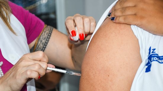 Doses estão disponíveis em 26 postos de saúde e no Shopping Brisamar - Foto: Prefeitura de São Vicente