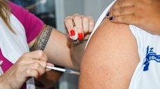 Doses estão disponíveis em 26 postos de saúde e no Shopping Brisamar - Foto: Prefeitura de São Vicente