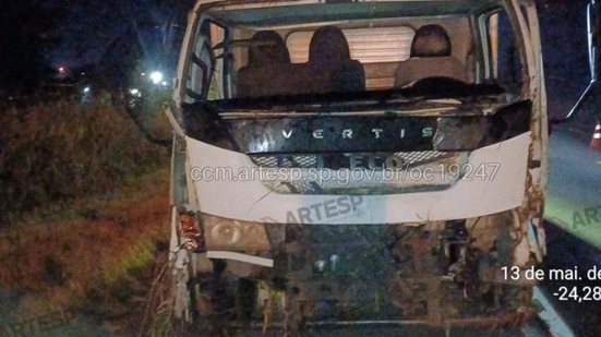 Um caminhão caiu em uma valeta após o impacto e uma carreta teve o retrovisor destruído - Foto: Artesp