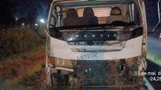 Um caminhão caiu em uma valeta após o impacto e uma carreta teve o retrovisor destruído - Foto: Artesp