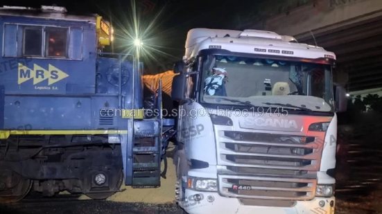 Batida destruiu lateral de veículo de carga, mas motorista e maquinista saíram ilesos - Foto: Artesp