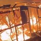 Incêndio atingiu três moradias no Caminho da Capela, em Santos, na noite de quarta-feira (15) - Imagem: Reprodução/Redes sociais