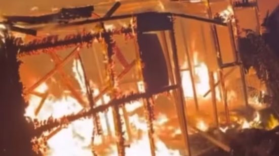 Incêndio atingiu três moradias no Caminho da Capela, em Santos, na noite de quarta-feira (15) - Imagem: Reprodução/Redes sociais