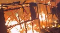 Incêndio atingiu três moradias no Caminho da Capela, em Santos, na noite de quarta-feira (15) - Imagem: Reprodução/Redes sociais