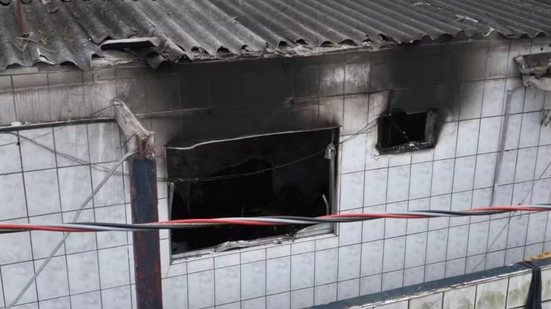 Equipes do Corpo de Bombeiros atenderam a ocorrência no bairro Paecará, em Guarujá, após um incêndio atingir uma residência na noite de domingo (2). Uma criança morreu e outra ficou ferida - Imagem: Abner Reis/TV Tribuna