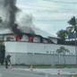Equipes do Corpo de Bombeiros atuaram no controle de incêndio em escola no Centro de Bertioga - Imagem: Reprodução/Aconteceu em Bertioga