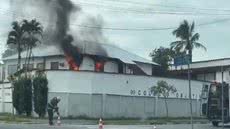 Equipes do Corpo de Bombeiros atuaram no controle de incêndio em escola no Centro de Bertioga - Imagem: Reprodução/Aconteceu em Bertioga