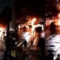 Um incêndio de grandes proporções em Praia Grande destruiu um caminhão e danificou a rede elétrica - Imagem: Reprodução/ Redes Sociais