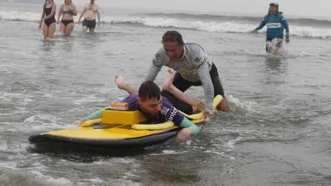 Santos recebe troféu internacional por inclusão no surfe - Imagem: reprodução Prefeitura de Santos