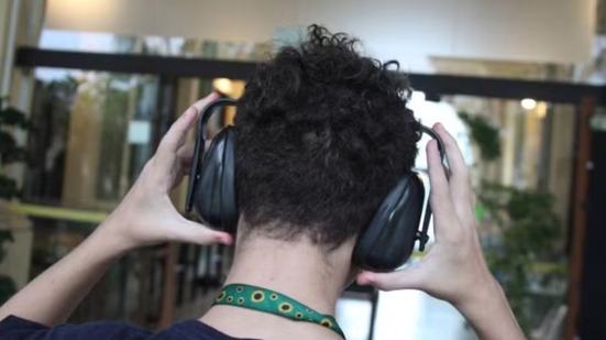 Abafadores para reduzir o impacto e promovem mais conforto para pessoas com hipersensibilidade auditiva durante o Ano Novo - Imagem: Carlos Nogueira/Arquivo