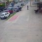 Câmeras de segurança registraram o acidente; fuga em alta velocidade termina em colisão com três carros e um idoso - Foto: Reprodução / Câmera de Segurança