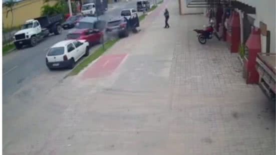 Câmeras de segurança registraram o acidente; fuga em alta velocidade termina em colisão com três carros e um idoso - Foto: Reprodução / Câmera de Segurança