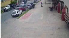 Câmeras de segurança registraram o acidente; fuga em alta velocidade termina em colisão com três carros e um idoso - Foto: Reprodução / Câmera de Segurança