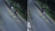 Imagens de monitoramento registraram o momento da colisão entre duas motocicletas em um cruzamento da região central de Registro; três pessoas ficaram feridas, incluindo uma mulher que sofreu traumatismo craniano - Imagem: Reprodução