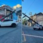 BMW ficou sob um poste após colisão registrada na Avenida São Francisco, no Centro de Santos, provocando interdição da via e interrupção no fornecimento de energia elétrica - Imagem: g1 Santos