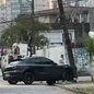 Porsche atingiu um poste na Ponta da Praia, em Santos, e a queda da fiação levou à interdição de ruas para garantir a segurança durante os trabalhos de reparo - Imagem: Luanna Gomes