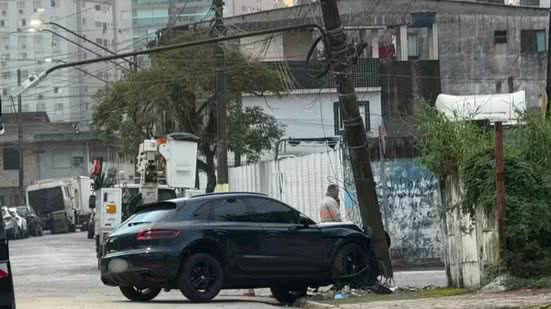 Porsche atingiu um poste na Ponta da Praia, em Santos, e a queda da fiação levou à interdição de ruas para garantir a segurança durante os trabalhos de reparo - Imagem: Luanna Gomes