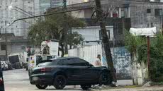 Porsche atingiu um poste na Ponta da Praia, em Santos, e a queda da fiação levou à interdição de ruas para garantir a segurança durante os trabalhos de reparo - Imagem: Luanna Gomes