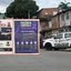 Policiais militares percorreram ruas da Zona Noroeste de Santos para orientar moradores sobre prevenção à violência doméstica e divulgar canais de apoio às vítimas - Imagem: Yasmin Braga/TV Tribuna