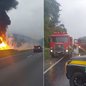 Carreta carregada com aproximadamente 25 mil litros de óleo lubrificante ficou destruída após incêndio que interditou a Rodovia Régis Bittencourt, em Miracatu, na manhã desta sexta-feira (24) - Imagem: PRF