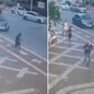 Câmeras de monitoramento registraram a abordagem contra um idoso na saída de um centro comercial no bairro Aparecida, em Santos. Dois adolescentes, de 14 e 17 anos, foram apreendidos após o crime - Imagem: Reprodução
