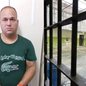 Roberto Prieto Filho, conhecido como Betinho, foi preso na Bolívia após permanecer foragido desde o resgate de uma cadeia em Guarujá, em janeiro de 2022. A captura contou com informações da Polícia Federal e da Polícia Civil de São Paulo - Imagem: g1 Santos e Reprodução