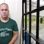 Roberto Prieto Filho, conhecido como Betinho, foi preso na Bolívia após permanecer foragido desde o resgate de uma cadeia em Guarujá, em janeiro de 2022. A captura contou com informações da Polícia Federal e da Polícia Civil de São Paulo - Imagem: g1 Santos e Reprodução
