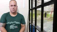 Roberto Prieto Filho, conhecido como Betinho, foi preso na Bolívia após permanecer foragido desde o resgate de uma cadeia em Guarujá, em janeiro de 2022. A captura contou com informações da Polícia Federal e da Polícia Civil de São Paulo - Imagem: g1 Santos e Reprodução