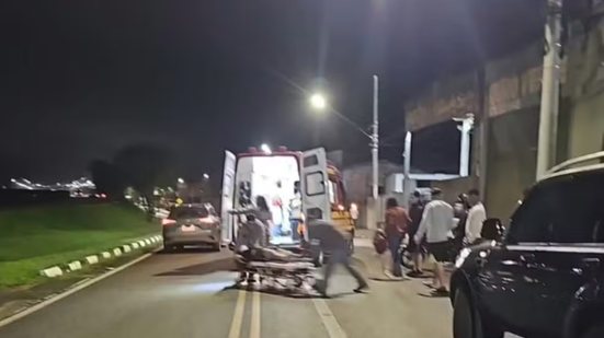 Um motociclista ficou ferido após atingir um cavalo na noite de quarta-feira (23), na Avenida Presidente Castelo Branco, em Registro, no interior de São Paulo - Imagem: Reprodução