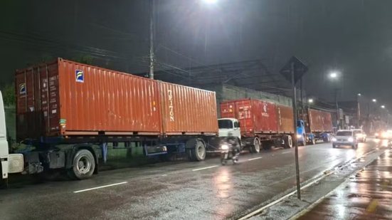 Seis contêineres avaliados em R$ 41,5 mil foram recuperados pela Polícia Civil em uma empresa no bairro Ribeirópolis, em Praia Grande - Imagem: Carlos Cruz/Canal5WebTV