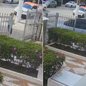 Câmera de monitoramento registrou o momento em que um carro invadiu a entrada de um condomínio no bairro Gonzaga, em Santos, causando danos à estrutura e colocando uma pedestre em situação de risco - Imagem: Reprodução