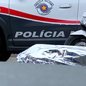 Equipes de emergência e policiais atenderam ocorrência na Rua Sete de Setembro, no Centro de Santos, onde um homem em situação de rua foi encontrado morto após ser atingido por disparo de arma de fogo - Imagem: Abner Reis/TV Tribuna