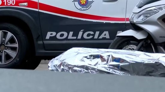 Equipes de emergência e policiais atenderam ocorrência na Rua Sete de Setembro, no Centro de Santos, onde um homem em situação de rua foi encontrado morto após ser atingido por disparo de arma de fogo - Imagem: Abner Reis/TV Tribuna