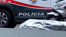 Equipes de emergência e policiais atenderam ocorrência na Rua Sete de Setembro, no Centro de Santos, onde um homem em situação de rua foi encontrado morto após ser atingido por disparo de arma de fogo - Imagem: Abner Reis/TV Tribuna